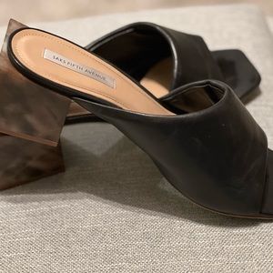 Saks Fifth Avenue Leather Block Heel Sandal. Size 11M. Excellent Condition!!